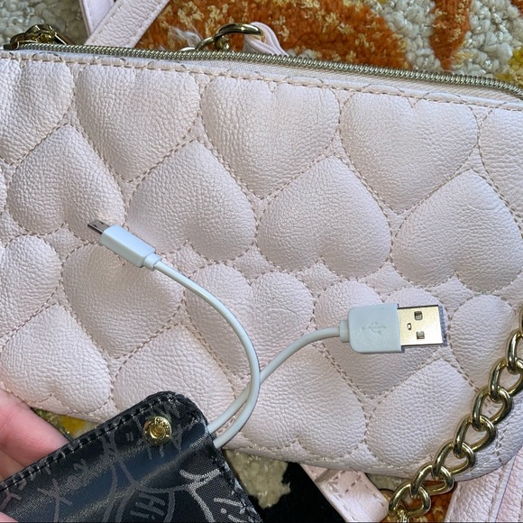 Betseyville Heart Quilted Tech Wristlet Crossbody - Picture 3 of 7